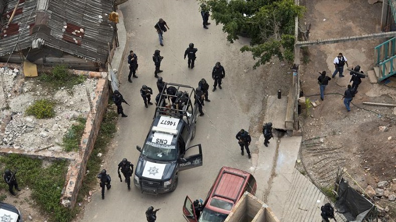 Hundreds of outraged civilians in Guerrero captured nine police officers they accuse of being drug traffickers.