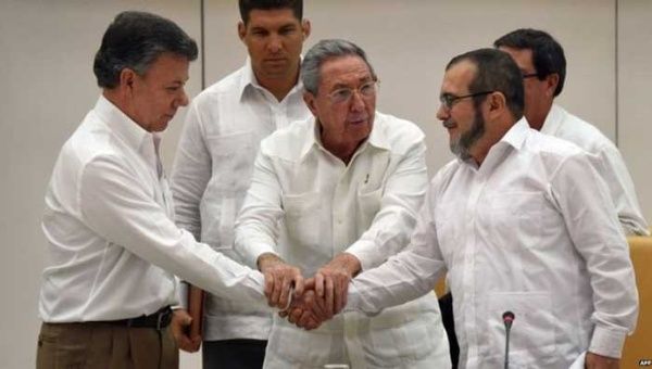 Cuban President Raul Castro (C) oversees the handshake between Colombian President Juan Manuel Santos (L) and FARC leader Timoleon Jimenez, Sept. 2015.