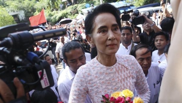 National League for Democracy party leader Aung San Suu Kyi arrives at her party headquarters after general elections in Yangon, Myanmar Nov. 9, 2015.