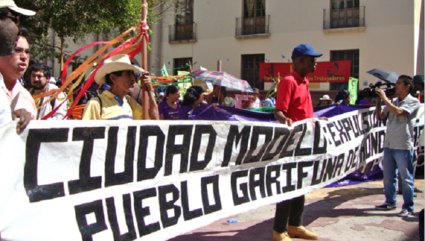 “Model Cities = Expulsion of Garífuna People of Honduras.” Resistance groups protest model cities outside National Congress in Tegucigalpa in January 2013.