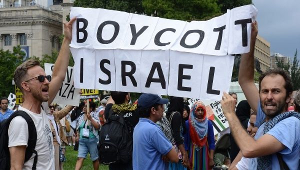Tens of thousands of protesters march for BDS in Washington, DC in August 2, 2014.