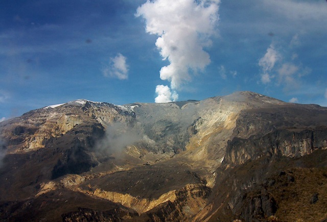 Webcamera image of Nevado del Ruiz taken April 3, 2014.