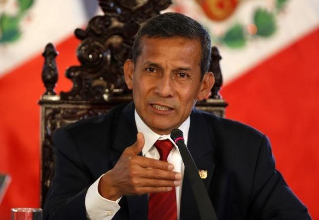 Peru's President Ollanta Humala talks to the media during a meeting with the foreign press at the government palace in Lima, March 2, 2015.