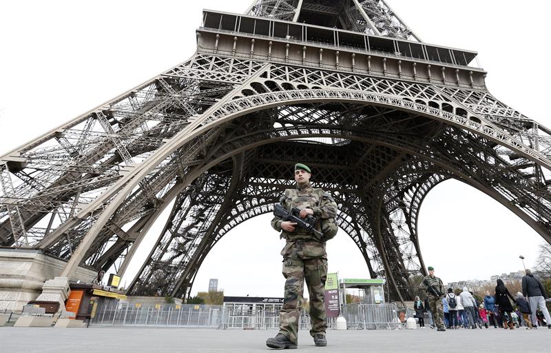 A soldier on patrol under the Eiffel tower in Paris, France, 14 Nov. 2015.