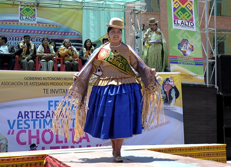 A model performs at the Cholita fashion show in Villa Esperanza.