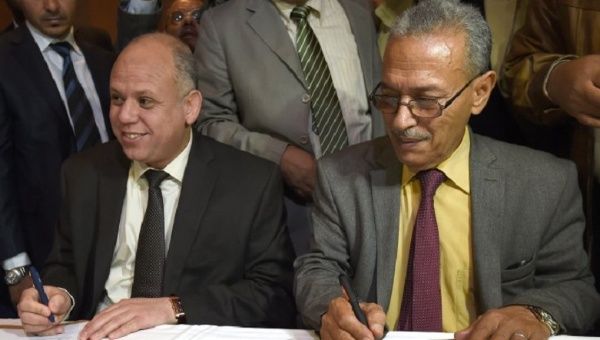  Awad Mohammed Abdul-Sadiq (L), deputy head of the General National Congress, and Ibrahim Fethi Amish from the House of Representatives sign peace deal.