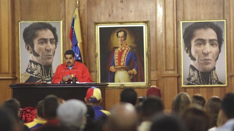 Venezuela's President Nicolas Maduro (L) talks to the media during a news conference at Miraflores Palace in Caracas, Dec. 7, 2015.