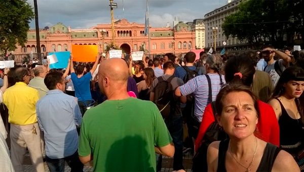 Mauricio Macri faces protesters against his changes to the media law in front of the presidential Casa Rosada.