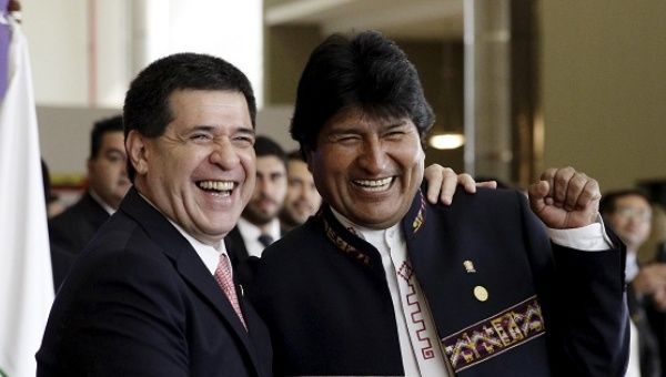 Bolivia's President Evo Morales (R) with his Paraguayan counterpart Horacio Cartes prior to a session of the Summit of Heads of State of Mercosur, Dec. 21, 2015. 