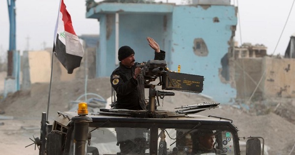 Members of Iraq's elite counter-terrorism service secure on Dec. 27, 2015 the Hoz neighbourhood in central Ramadi.