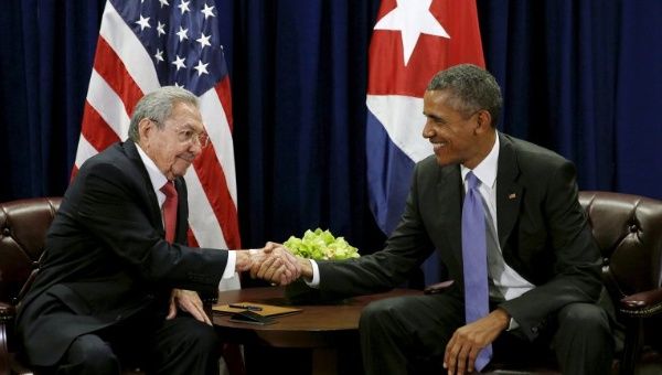 Cuban President Raul Castro (L) and U.S. President Barack Obama (R).