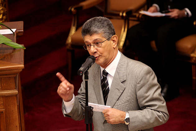 The new National Assembly President Henry Ramos Allup ordered the removal of pictures of former President Hugo Chavez.