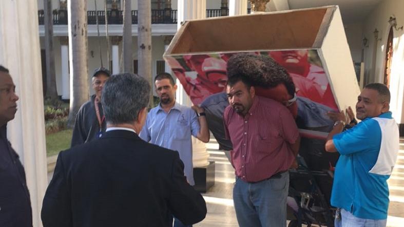 National Assembly President Ramos Allup instructs workers to remove all images of the late Hugo Chavez from the halls of the assembly in Caracas, Jan. 6, 2016.