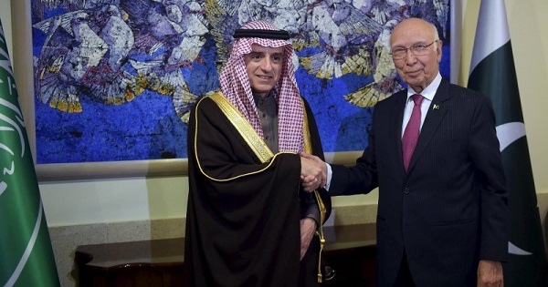 Pakistan's National Security Advisor Sartaj Aziz (R) shakes hands with Saudi Foreign Minister Adel al-Jubeir before their meeting at the Foreign Ministry in Islamabad Jan. 7, 2016.