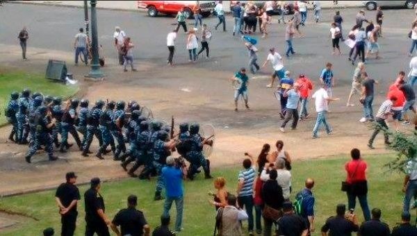 Public workers protesting in La Plata, Argentina, are met with police violence, Jan. 7, 2016.