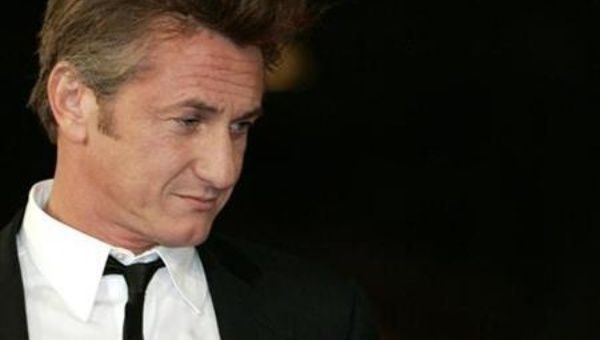 Hollywood actor Sean Penn interviewed drug lord Joaquín Guzmán for Rolling Stone magazine. 