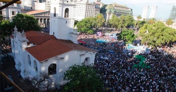 Thousands gathered in Plaza de Mayo to protest against President Macri, Jan. 12, 2016.