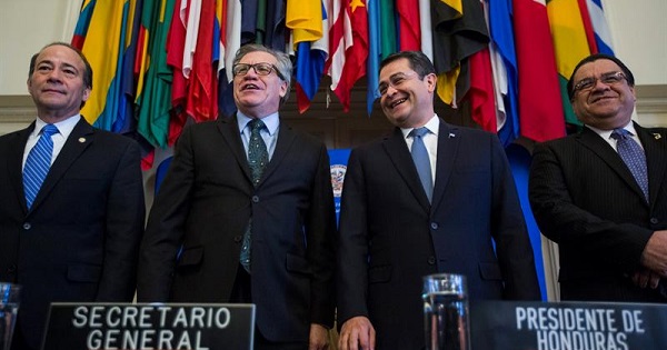 Organization of American States Secretary-General Luis Almagro (C-L) and Honduran President Juan Orlando Hernandez (C-R) pose together Jan. 19, 2016.