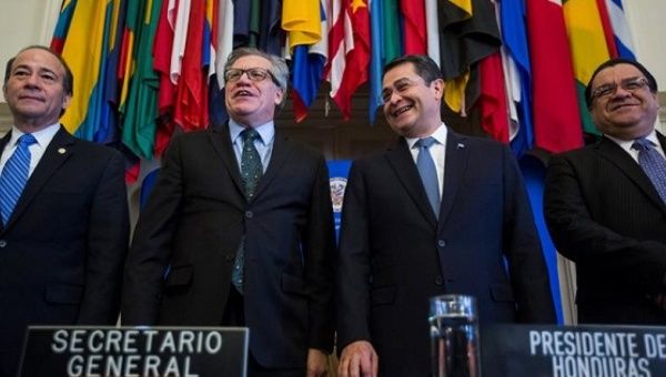 Organization of American States Secretary-General Luis Almagro (C-L) and Honduran President Juan Orlando Hernandez (C-R) pose together Jan. 19, 2016.
