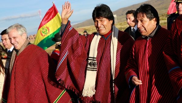 President Evo Morales (C) waves as he arrives in Tiwanaku for the Indigenous ceremony, Bolivia, Jan. 21, 2016.
