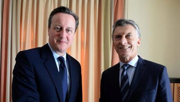 British Prime Minister David Cameron and Argentine President Mauricio Macri put their differences aside for a chat in Davos.