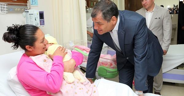 President Rafael Correa (R) greets an patient at the Luz Elena Arismendy Maternity Hospital in Quito, Ecuador, Jan. 28, 2016.