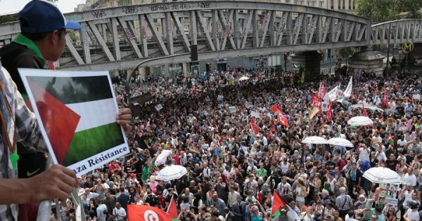 A protester holds a placard depicting the Palestinian flag as pro-Gaza protesters gather near the Barbes-Rochechouart metro station in Paris on July 19, 2014.