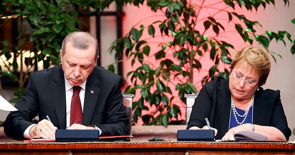 Erdogan and Bachelet sign an agreement in Chile.