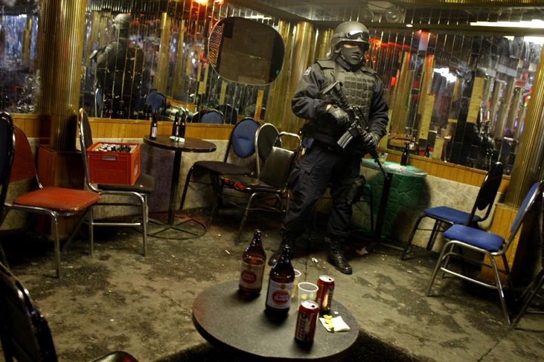 A federal policeman stands guard during an operation at a nightclub in downtown Ciudad Juarez March 7, 2009. 