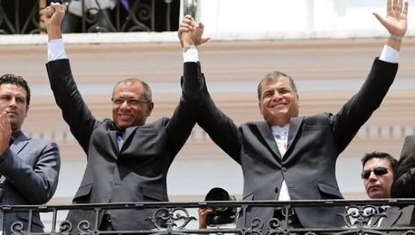 Ecuador's President Rafael Correa (R) and Vice President Jorge Glas greet the crowd in Quito's main plaza, Ecuador Feb. 1, 2016.