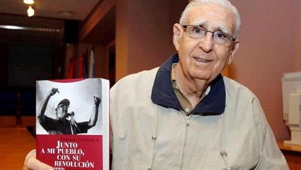 Fernando Cardenal poses with his book “Together With My People, With Their Revolution” ahead of an event at the University of Murcia, Spain, March 25, 2009.