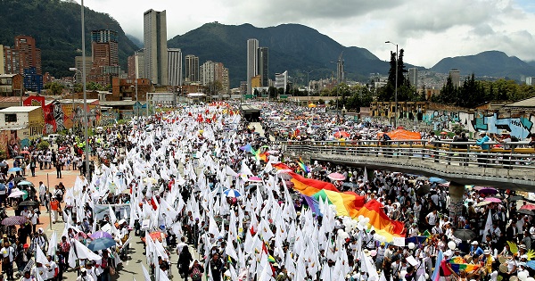Colombians attend a nationwide march supporting the peace process between the government and the FARC rebels, Bogota, Colombia, April 9, 2015.