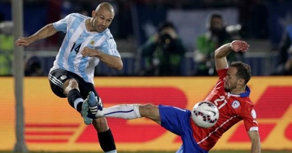 Argentina's Javier Mascherano (L) kicks the ball next to Chile's Marcelo Diaz during their Copa America 2015 final soccer match.