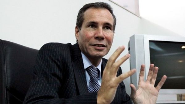 Late Argentine prosecutor Alberto Nisman gestures during a meeting with journalists in Buenos Aires, May 29, 2013.