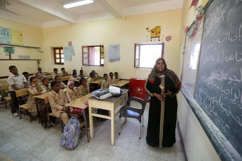   A teacher conducts a lesson in a classroom at a school in the Nubian village of Adindan near Aswan, south of Egypt, September 30, 2015.