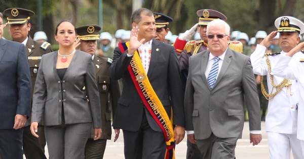 Former Ecuadorean Defense Minister Fernando Cordero (R) walks alongside President Rafael Correa (C), Feb. 26, 2016.
