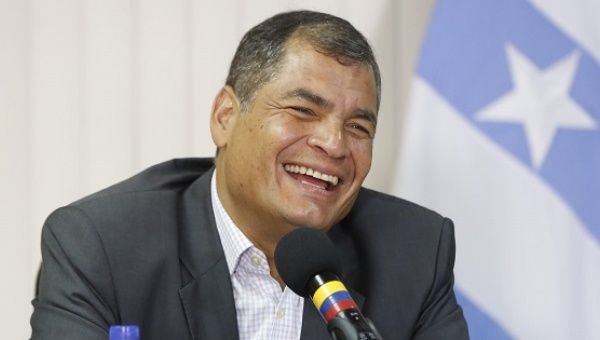 Ecuadorean Rafael Correa speaks with journalists from the Ecuadorean Association for Radio Broadcasting, Guayas, Ecuador, March 1, 2016.