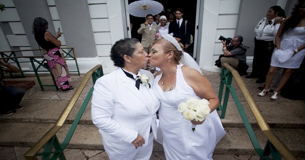 Alma Rosado (L) and Flor Maria kiss after their wedding in San Juan, Puerto Rico, Aug. 16, 2015.