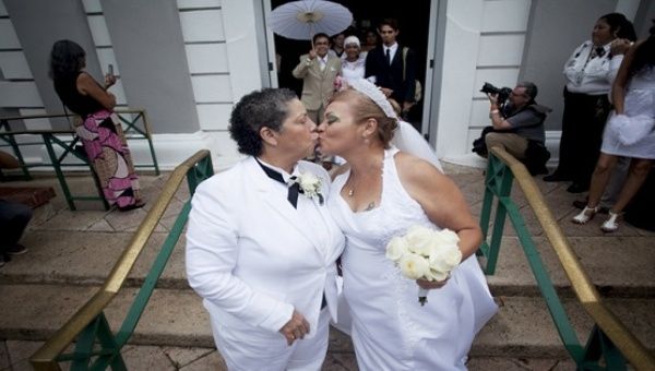 Alma Rosado (L) and Flor Maria kiss after their wedding in San Juan, Puerto Rico, Aug. 16, 2015. 