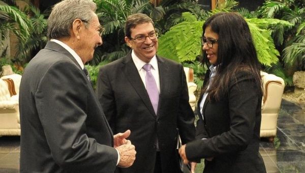 Delcy Rodriguez (R) meets with Raul Castro (L) and Bruno Rodriguez.