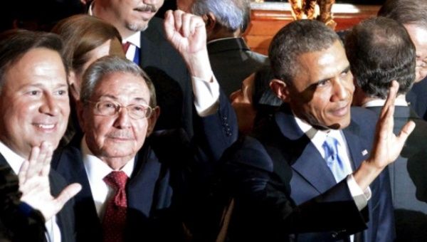 Raul Castro and Barack Obama ahead of historic U.S.-Cuba talks at Summit of the Americas, April 2015.  Photo: Reuters