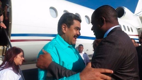 President Maduro visits Dominica, brining aid and promising 300 Petro Casas