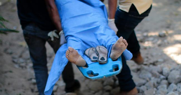 Mexican forensic personnel carry the body of a woman murdered by drug cartel elements on Dec. 11, 2015 in Acapulco, in the violent state of Guerrero.
