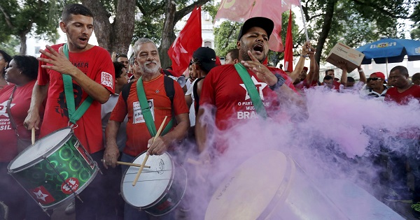 Demonstrators rally in support of President Dilma Rousseff's appointment of Luiz Inacio Lula da Silva as chief of staff, in Rio de Janeiro, March 18, 2016.
