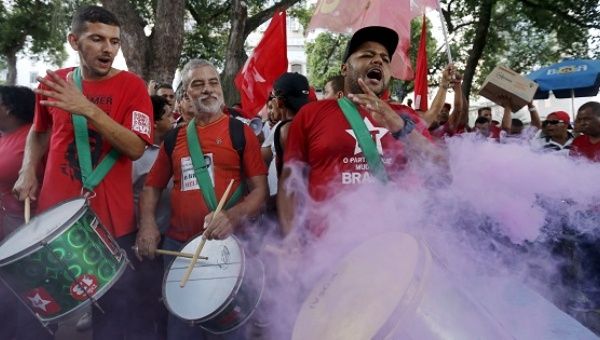 Demonstrators rally in support of President Dilma Rousseff's appointment of Luiz Inacio Lula da Silva as chief of staff, in Rio de Janeiro, March 18, 2016. 