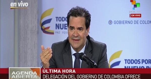 Colombian government negotiator Frank Pearl speaks at press conference.