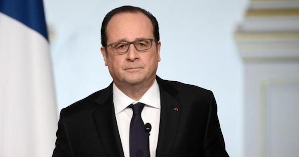 French President Francois Hollande delivers a speech on constitutional reform and the fight against terrorism at the end of the weekly cabinet meeting at the Elysee Palace in Paris, France, March 30, 2016.