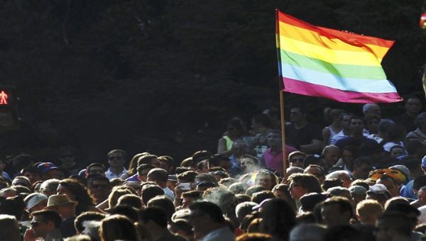 La firma aprobatoria de la ley desencadenó críticas por parte de la comunidad de gays, lesbianas, bisexuales y transexuales (LGBT).