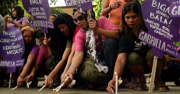 Members of Gabriela light candles and offer prayers in Manila for the farmers attacked in Kidapawan, Philippines southern Cotabato province, April 2, 2016.