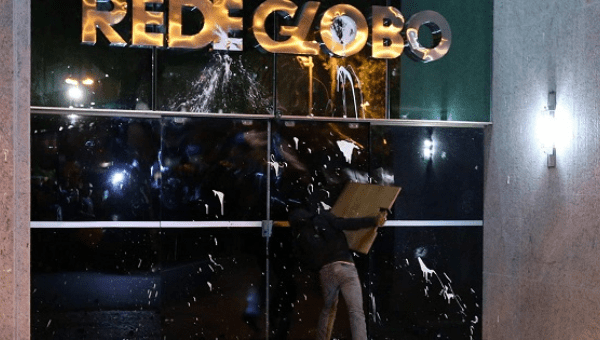 Protesters at the door of Rede Globo headquarters in Rio. 
